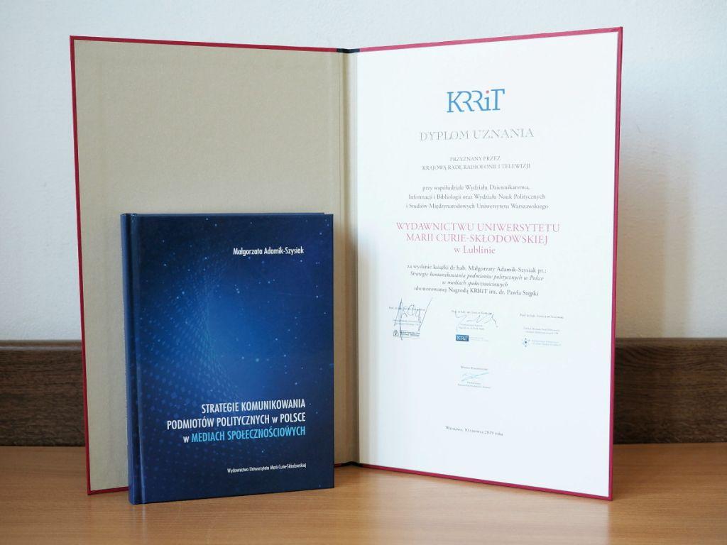 Okładka: Dyplom Uznania KRRiT dla Wydawnictwa UMCS